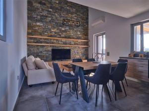 Televízia a/alebo spoločenská miestnosť v ubytovaní Villa Olea Paros