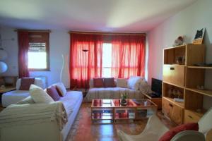 a living room with a couch and a table at Apartamento pie de pistas Edificio Saumet in Naut Aran