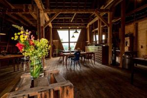 a vase of flowers on a table in a barn at Tiny Houses der Dorfscheune in Bieselberg