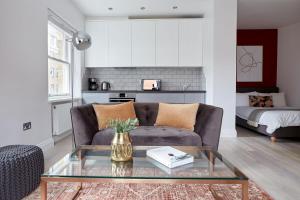 un soggiorno con divano e tavolo di 6VH Virginia House, 31 Bloomsbury Way By City Living London a Londra