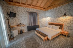 Un pat sau paturi într-o cameră la Pino Mar Luxury Bungalows