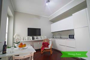 Kuchnia lub aneks kuchenny w obiekcie Chic 1BDR with shared terrace steps from Duomo by Rentopolis