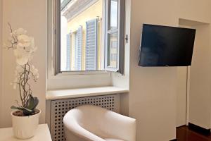 Telewizja i/lub zestaw kina domowego w obiekcie Chic 1BDR with shared terrace steps from Duomo by Rentopolis