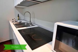 Kuchnia lub aneks kuchenny w obiekcie Chic 1BDR with shared terrace steps from Duomo by Rentopolis