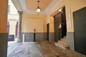 Zdjęcie z galerii obiektu Chic 1BDR with shared terrace steps from Duomo by Rentopolis w Mediolanie