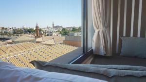 Pokój z dużym oknem z widokiem na miasto w obiekcie San Jorge Suites Triana w Sewilli