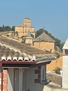 een dak van een gebouw met een kasteel op de achtergrond bij Coronichi in Montefrío