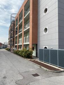 een lege straat voor een gebouw bij Appartamento Golia in Vicenza