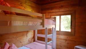Uma ou mais camas em beliche em um quarto em Casa Alfazema, Quinta Carmo - Alcobaça - Nazaré