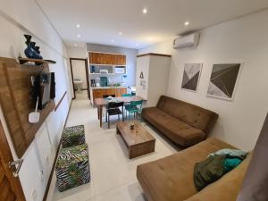 uma sala de estar com um sofá e uma mesa em Vilage novo praia do forte 3 em Mata de São João