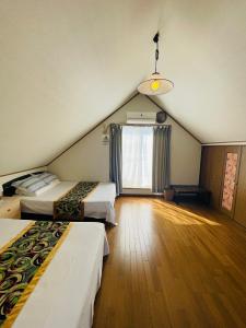 高島市的住宿－Shanshui House Shin asahi，客房设有两张床和窗户。
