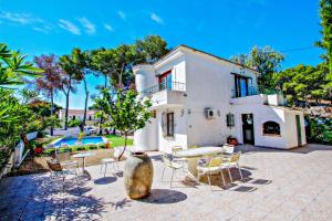 モライラにあるColibri - modern, well-equipped villa with private pool in Morairaのテーブルと椅子と花瓶のある家
