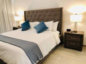 Ένα ή περισσότερα κρεβάτια σε δωμάτιο στο Cana Pearl Hard Rock Cafe Apartment