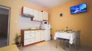 Kuchyňa alebo kuchynka v ubytovaní Apartment Brijuni + 18 fotografií