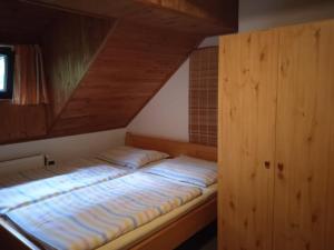 Postel nebo postele na pokoji v ubytování Chalupa Benecko-M.86
