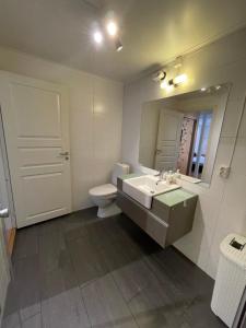 Koupelna v ubytování Daltind - Modern apartment with free parking + 12 fotografií
