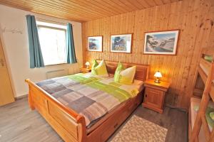 GarzにあるFerienhaus Garz RUEG 801の木製の部屋にベッド1台が備わるベッドルーム1室があります。