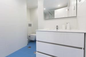 リスボンにあるChiado Blue by Homingの白いバスルーム(洗面台、トイレ付)