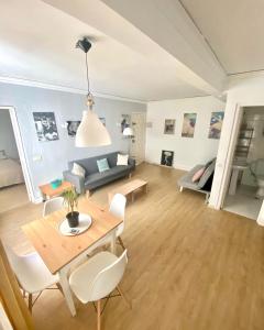 a living room with a table and chairs and a couch at Apartamento Plaza de los Naranjos in Marbella
