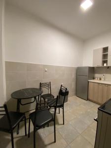 um quarto com uma mesa e cadeiras e uma cozinha em R&K Hostel em Skopje
