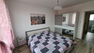 a bedroom with a bed with a checkered blanket at Exzellentes Ferienhaus in Hannover Messe Nähe in Sarstedt