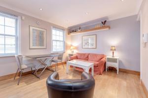 ロンドンにあるBeautiful 1 Bedroom Apartment in Victoriaのリビングルーム(ソファ、テーブル付)