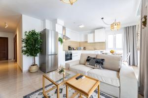 een woonkamer met een bank en een tafel bij Apartments Urban Arrecife in Arrecife