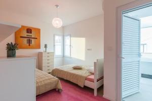 Postel nebo postele na pokoji v ubytování Villa White Rose with private pool + 34 fotografií