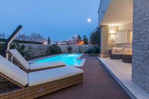 Bazén v ubytování Villa White Rose with private pool nebo v jeho okolí