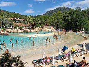 een groep mensen in het zwembad van een resort bij Charmant T2 de 34m2 en Résidence de standing à Grimaud - Piscines - Jardinet - Plein coeur du Golfe de St Tropez- Pleine nature in Grimaud