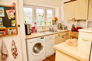 Η κουζίνα ή μικρή κουζίνα στο Lovely 2 Bedroom Apartment with Balcony and Sea views
