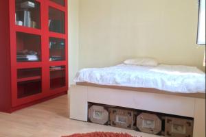 Ένα ή περισσότερα κρεβάτια σε δωμάτιο στο Lovely 2 Bedroom Apartment with Balcony and Sea views