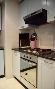 een keuken met een kookplaat en een oven bij Modern and stylish apartment by Grand Canal in Dublin