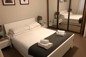 Ένα ή περισσότερα κρεβάτια σε δωμάτιο στο Modern and stylish apartment by Grand Canal
