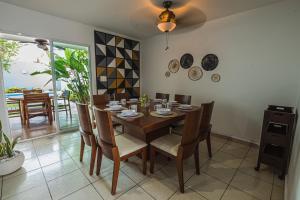 a dining room with a table and chairs at Casa Tulita Mérida in Mérida