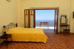 A bed or beds in a room at Irida