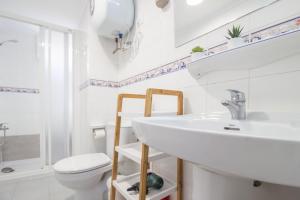Koupelna v ubytování Corner Las Canteras Beach by CanariasGetaway + 27 fotografií