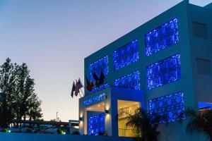 un bâtiment avec des lumières bleues au-dessus dans l'établissement Hôtel Tamuda Beach, à M'diq