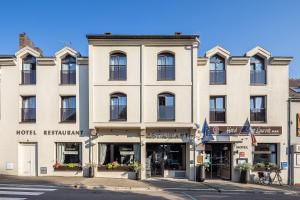 un grand bâtiment au coin d'une rue dans l'établissement Hôtel Saint Laurent, à Nogent-sur-Seine