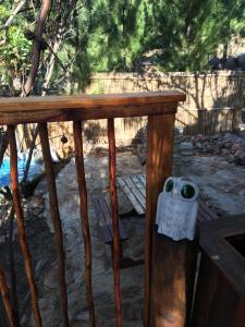une table en bois avec un hibou assis au-dessus dans l'établissement Otium Oasis Glamping & Camping, à Hartebeest Rivier