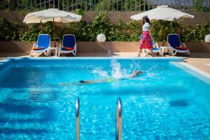 Bazén v ubytování Hôtel Tamuda Beach nebo v jeho okolí