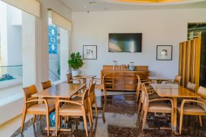 TV a/nebo společenská místnost v ubytování Hôtel Tamuda Beach