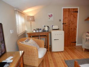 A kitchen or kitchenette at Motts Bed & Breakfast