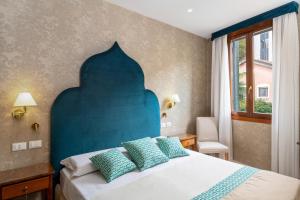 A bed or beds in a room at Hotel Villa Rosa