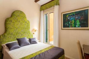A bed or beds in a room at Hotel Villa Rosa