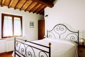 a bedroom with a large white bed in a room at Agriturismo Cavalierino in Montepulciano