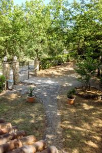 a garden with trees and a fence and some plants at Agriturismo Cavalierino in Montepulciano