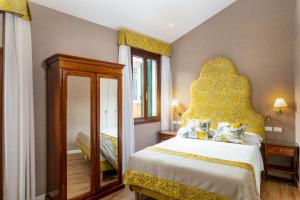 A bed or beds in a room at Hotel Villa Rosa