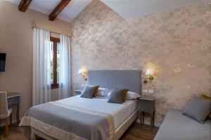 A bed or beds in a room at Hotel Villa Rosa