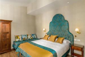 A bed or beds in a room at Hotel Villa Rosa
